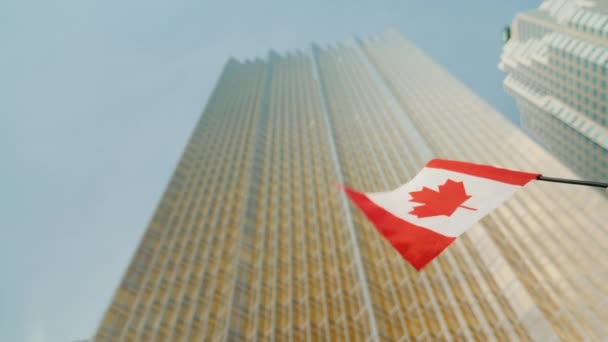 Торонто, Онтарио, Канада, октябрь 2017: Канадский флаг на фоне небоскреба в Торонто — стоковое видео