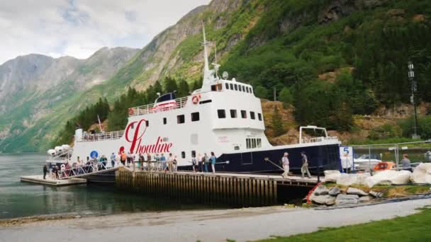 Flam, Norveç, Temmuz 2018: Küçük bir yolcu gemisine binen bir grup turist. Fiyort gezisi — Stok video