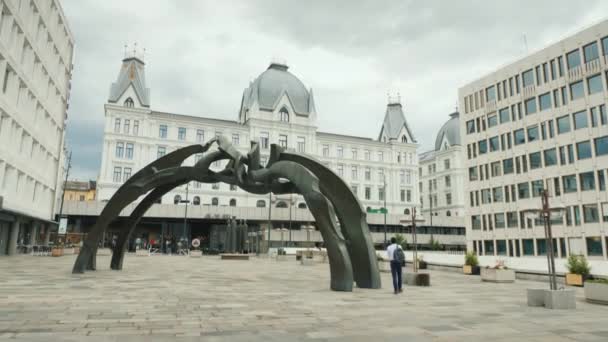 Oslo, Noorwegen, juli 2018: Moderne installatiesculptuur in de vorm van een spin in het centrum van Oslo — Stockvideo