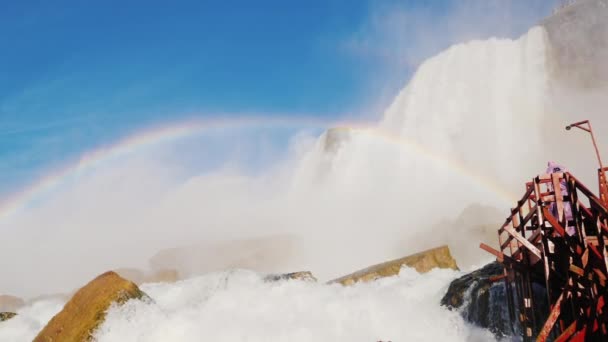 Vidéo au ralenti : les célèbres chutes du Niagara. Vue du bas de la prise de vue contre le ciel bleu — Video