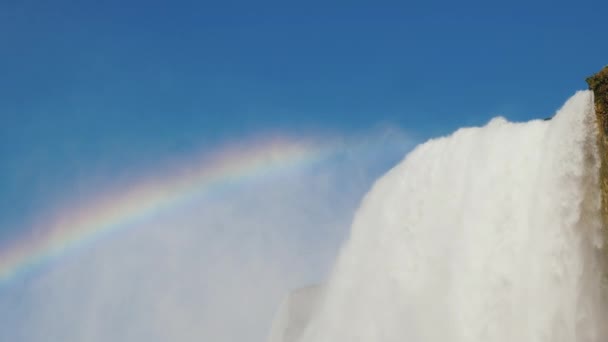 Вид снизу на Ниагарский водопад и радугу над ним — стоковое видео