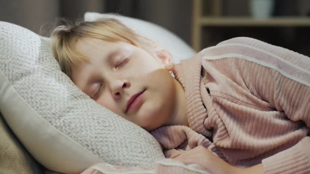 Blonde Mädchen schläft in ihrem Bett — Stockvideo
