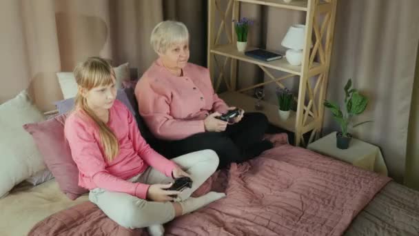 Vista superior de la abuela y la nieta juegan videojuegos juntos — Vídeo de stock