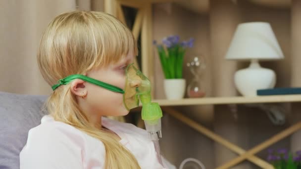 A cold child does an inhalation at home — Stok video