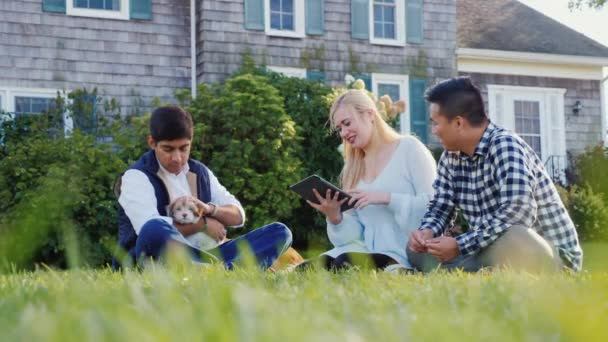 Un grupo multiétnico de amigos jugando con los perros en el patio trasero de su casa — Vídeo de stock