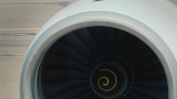 Détail du moteur d'avion de ligne - pales tournantes de turbine — Video