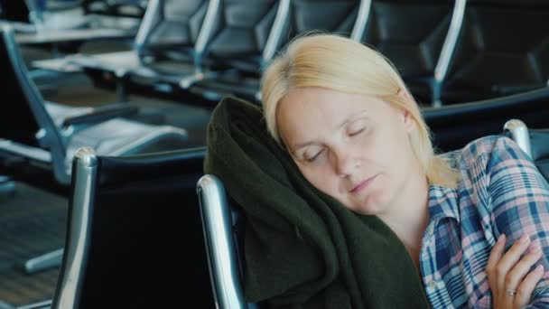 Pasajero cansado duerme en la terminal del aeropuerto. Esperando su vuelo — Vídeos de Stock