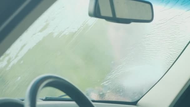 Lavar un parabrisas del coche, vista interior de un coche — Vídeos de Stock