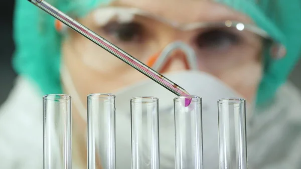 Forscherin arbeitet im Labor mit Reagenzgläsern und Chemikalien — Stockfoto