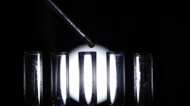 İlacı test tüplerine ekle, laboratuvar ekipmanlarını kapat.