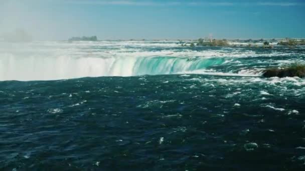 O fluxo de água cai no abismo. O rio Niagara e as Cataratas do Niágara. Vídeo de 10 bits 4k — Vídeo de Stock