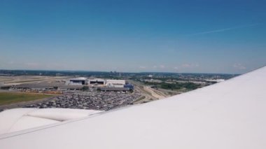 Uçağın penceresinden bakıldığında, uçak inmeye başlar.