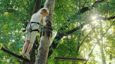 Çocuk yerden yüksek bir iple sendeliyor. Yaz Tatili ve Tatil Konsepti