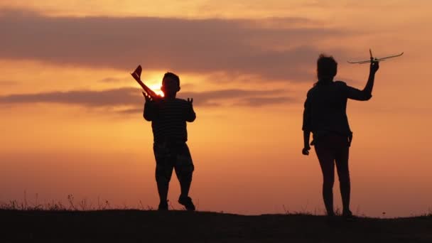 Piccoli amici giocano con gli aerei giocattolo sulla collina. Buone vacanze estive — Video Stock