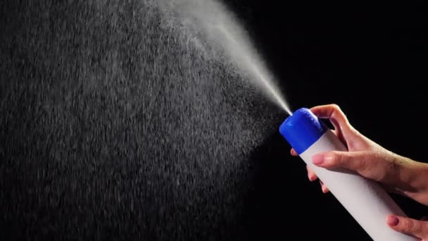 Sprutstänk av vätska sprutas upp från sprayburken — Stockvideo