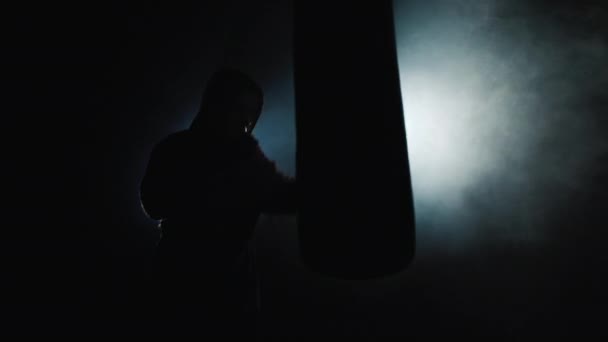 Målmedveten ung idrottsman tåg med boxning päron i hallen — Stockvideo