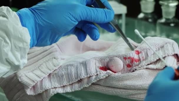 Médico legista remove sangue em roupas, investigação criminal — Vídeo de Stock