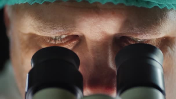 Προσωπογραφία επιστήμονα που εργάζεται με μικροσκόπιο στο εργαστήριο — Αρχείο Βίντεο