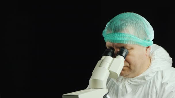 Portret naukowca pracującego z mikroskopem w laboratorium — Wideo stockowe
