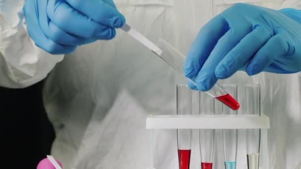 Laboratorietekniker i handskar gör blodtester — Stockvideo