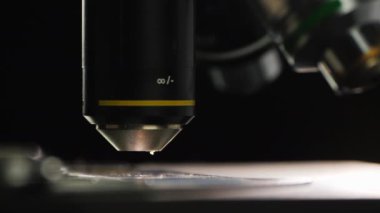 Mikroskopta lens değiştirmek, laboratuvar çalışması