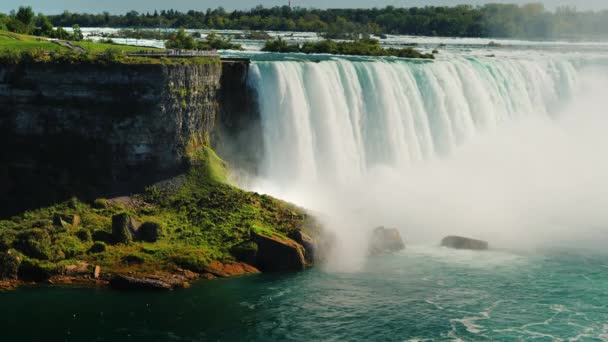 Cataratas del Niágara ubicadas en la frontera entre Estados Unidos y Canadá — Vídeos de Stock