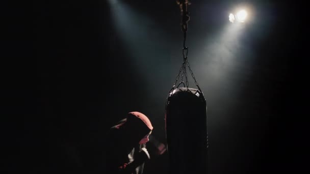 Draufsicht Kämpfer-Silhouette, Dreieinigkeit in der Turnhalle - trifft eine Boxbirne — Stockvideo