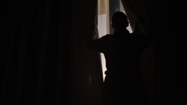 Mulher abre cortinas na janela, encontra o novo dia — Vídeo de Stock