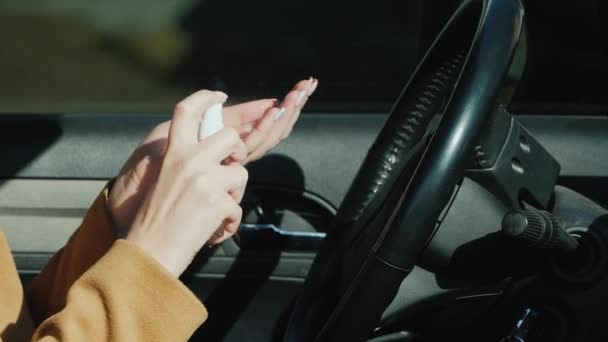 De chauffeur behandelt de handen met een ontsmettingsmiddel — Stockvideo