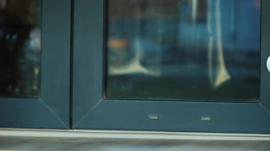 Kurye, koruyucu tıbbi maskeli bir kutu getiriyor.