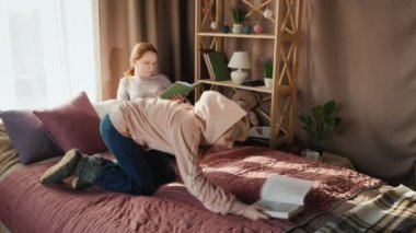 Anne ve çocuğu karantinada kalıyor. Salgının ortasında boş vakit geçirmek. Zaman Ayarı videosu