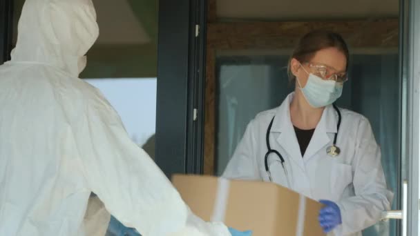 Персонал больницы отвозит коробки с лекарствами на склад. Работа в условиях эпидемии коронавируса — стоковое видео