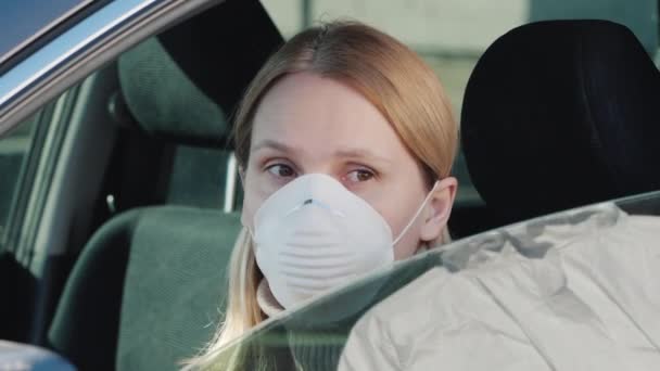 Patrol mierzy temperaturę kobiety prowadzącej samochód — Wideo stockowe
