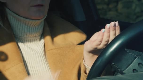 Ο οδηγός χειρίζεται τα χέρια με απολυμαντικό — Αρχείο Βίντεο