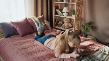 Çocuk karantina sırasında evini özlüyor. Zaman Ayarı videosu