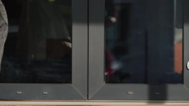 Kurýr doručuje tašky na jídlo ke dveřím domu — Stock video