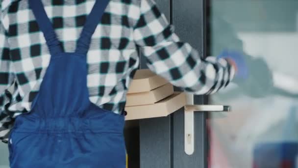 O mensageiro traz caixas do rosto para a porta da ordem — Vídeo de Stock