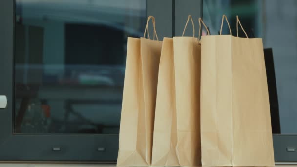 La mujer recoge comida de la puerta de la casa. Concepto de cuarentena y autoaislamiento — Vídeos de Stock