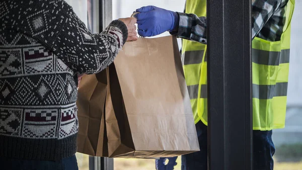 Salgın sırasında restorandan yemek teslimatı.