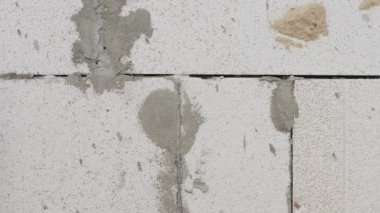 Matkaplar kalın ev duvarları.