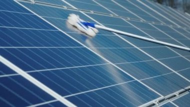 Kirlenmiş güneş panellerini tozdan ve çamurdan temizlemek