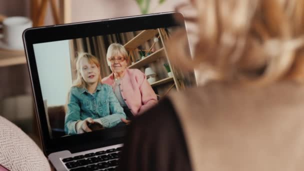 Una mujer habla con una anciana y un niño a través de videollamada — Vídeo de stock