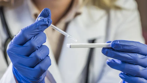 Doktor grip testi yapıyor.