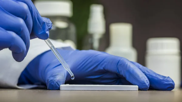 Doktor grip testi yapıyor.