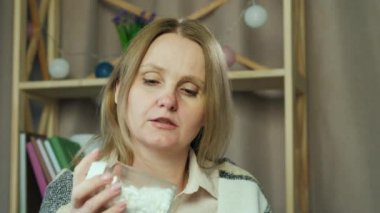 Soğuk bir kadın Kaer 'deki semptomlarından bahsediyor. Doktorla çevrimiçi danışma