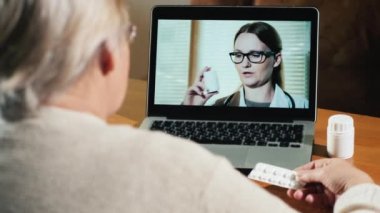 Yaşlı kadın internette aile doktoruna danışıyor.