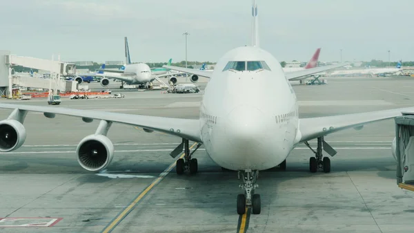 Die Ankunft eines riesigen zweistöckigen Verkehrsflugzeugs im Terminal. Langsam nähert sich der Drehscheibe — Stockfoto