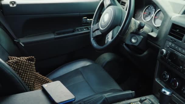 Lopás tulajdon egy nyitott autó ablakán keresztül — Stock videók
