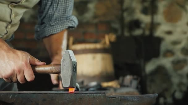 Geschickter Schmied macht ein Metallprodukt, die Kunst eines Schmieds — Stockvideo