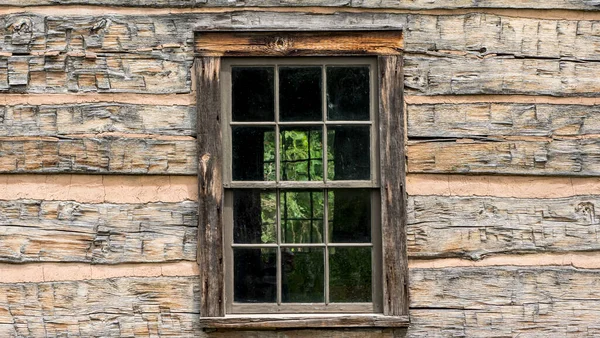 Ventana en una antigua casa de madera de los tiempos de la exploración americana — Foto de Stock